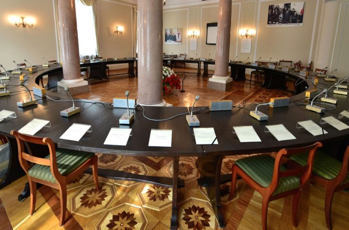 Okrągły stół eksponowany w Pałacu Prezydenckim w Warszawie