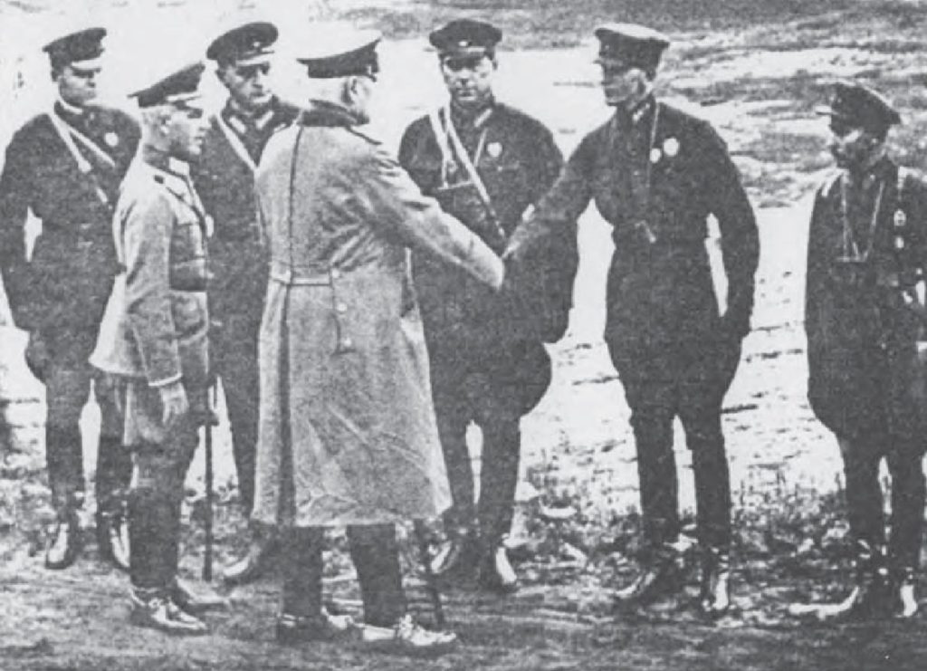 Prezydent Niemiec Hindenburg wita się z delegacją Armii Czerwonej na manewrach w Niemczech, 1932 r. [Gorłow, 2001]