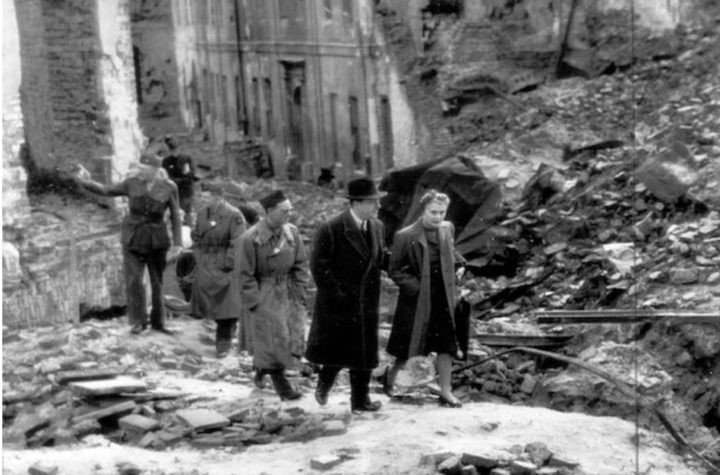 Ambasador USA w Polsce Arthur Bliss Lane wśród ruin Warszawy zbombardowanej przez Niemców w czasie II wojny światowej. 31 grudnia 1944 roku.