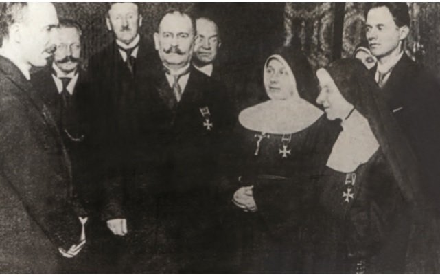Podczas uroczystości wręczenia orderu Odrodzenia Polski, 30 kwietnia 1925 r. Matka Matylda Getter druga od prawej.