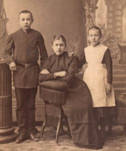 Matylda z bratem Antonim lub Henrykiem i siostrą Izabelą w Odessie.