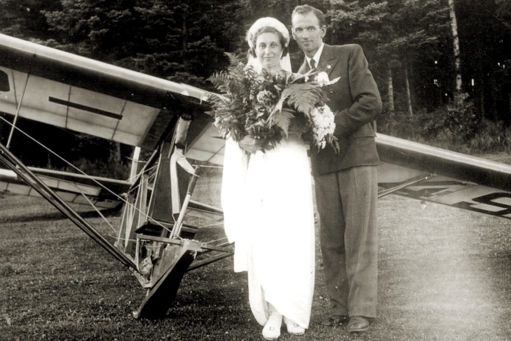 Janina i Mieczysław Lewandowscy po ślubie kościelnym, lotnisko w Tęgoborzu, czerwiec 1939 r.
