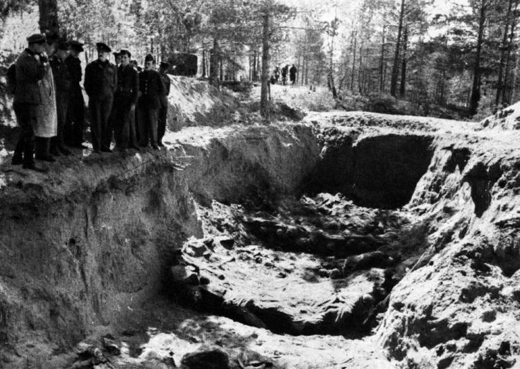 Ekshumacja zwłok polskich oficerów zamordowanych w 1940 r. w Katyniu. 1943 r. Fot. PAP/CAF/Archiwum