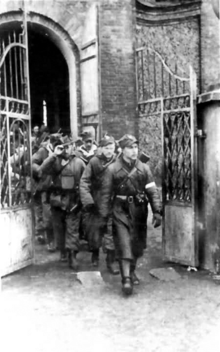 Kompania szturmowa 3 Brygady Wileńskiej AK wychodzi z kościoła w Turgielach na czele ppor.Romuald Rajs„Bury”04.1944