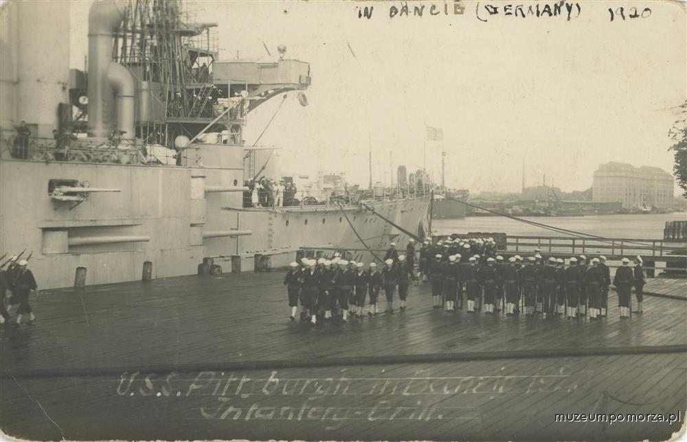 USS Pittsburgh w porcie gdańskim w 1920 r. Musztra piechoty morskiej.