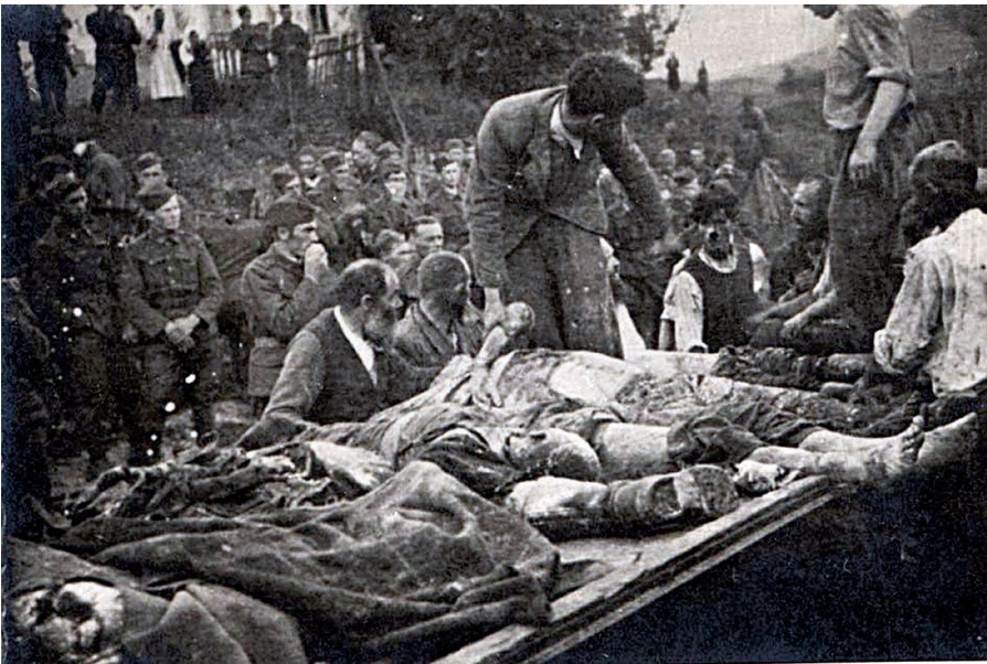 Żydzi pod nadzorem Niemców wyciągają ciała zamordowanych przez NKWD w kopalni soli w Dobromilu