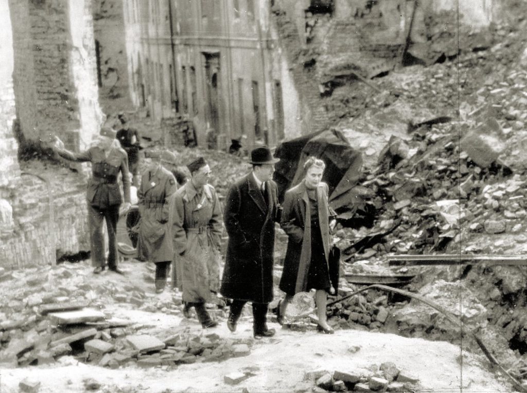 Ambasador Lane w ruinach Warszawy