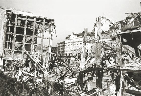 Ocalały Hotel Polonia na tle zniszczonej Warszawy, 1945 r.