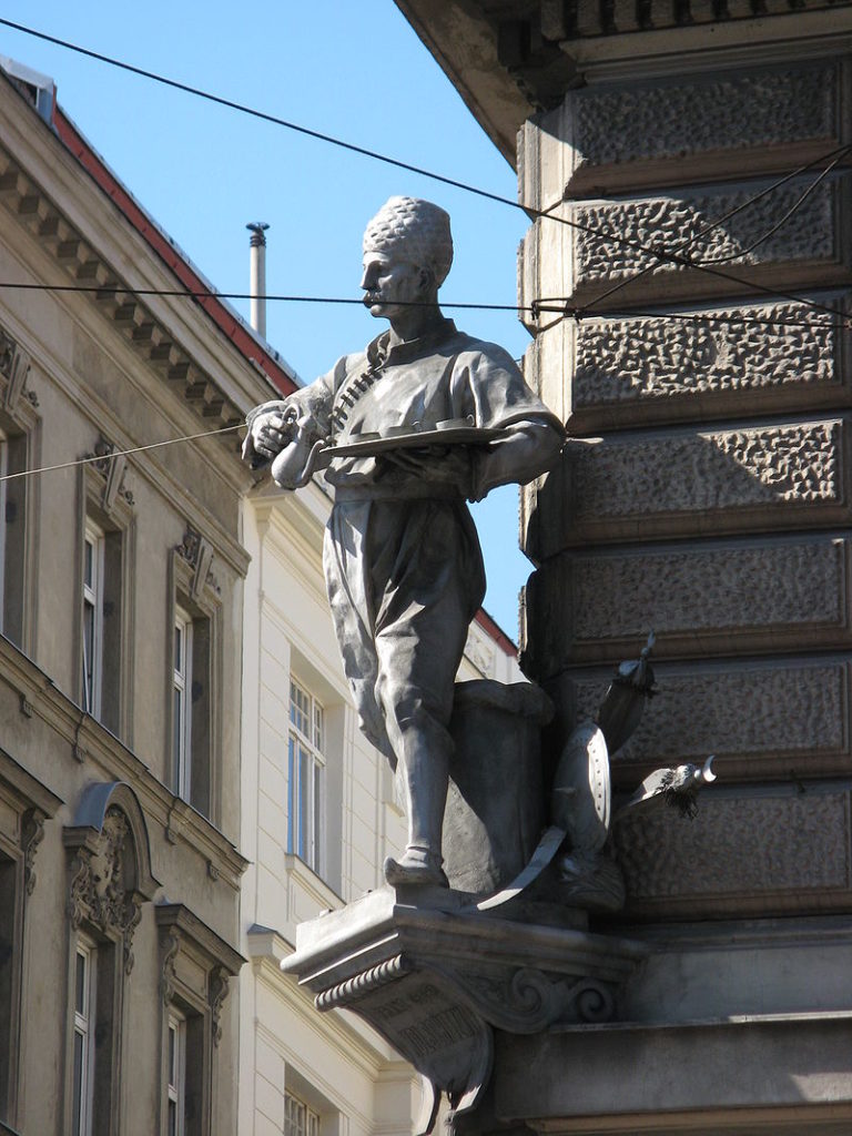 Pomnik na narożniku domu wyobrażający Kulczyckiego w stroju, w jakim podawał kawę (róg Favoritenstrasse i Kolschitzkygasse w Wiedniu)/foto Wikipedia