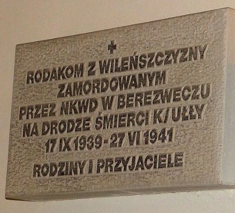 Tablica upamiętniająca zamordowanych więźniów z Berezwecza w Bazylice Świętego Krzyża w Warszawie