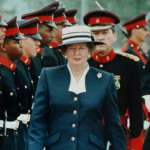 Thatcher dokonuje inspekcji żołnierzy