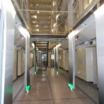 Korytarz główny- po bokach cele Korytarz główny- po bokach cele