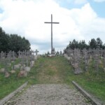 Krzyż w Gibach poświęcony pamięci pomordowanych/fot. Wikipedia