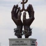 Pomnik Ofiar Obławy Augustowskiej-Suwałki/fot.Wikipedia