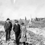 Hoover, Gibson i Lane wśród ruin Getta/foto Biblioteka Hoovera