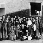 1944-Więźniarki KL Warschau uwolnione 5 sierpnia 1944 przez żołnierzy batalionu „Zośka”/foto Wikipedia
