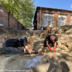 Prace archeologiczne pod murem więzienia przy ul. Namysłowskiej. Fot. IPN