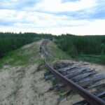 Opuszczone, zniszczone tory kolejowe między miastami Salechard i Nadym/foto Wikipedia